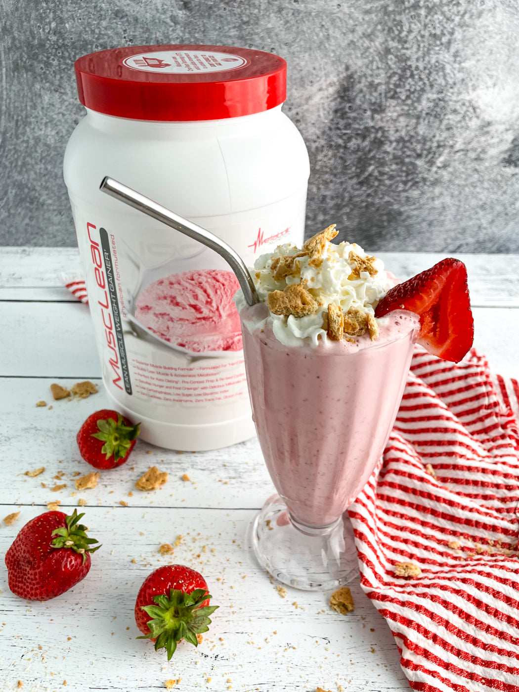 STRAWBERRY CHEESECAKE PROTEIN MILKSHAKE